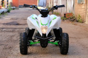 Квадроцикл MOTAX Gekkon 90cc 4т белый+зеленый на улице спереди