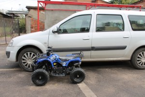 MOTAX ATV Mini Grizlik 50 2т ручной стартер синий у машины